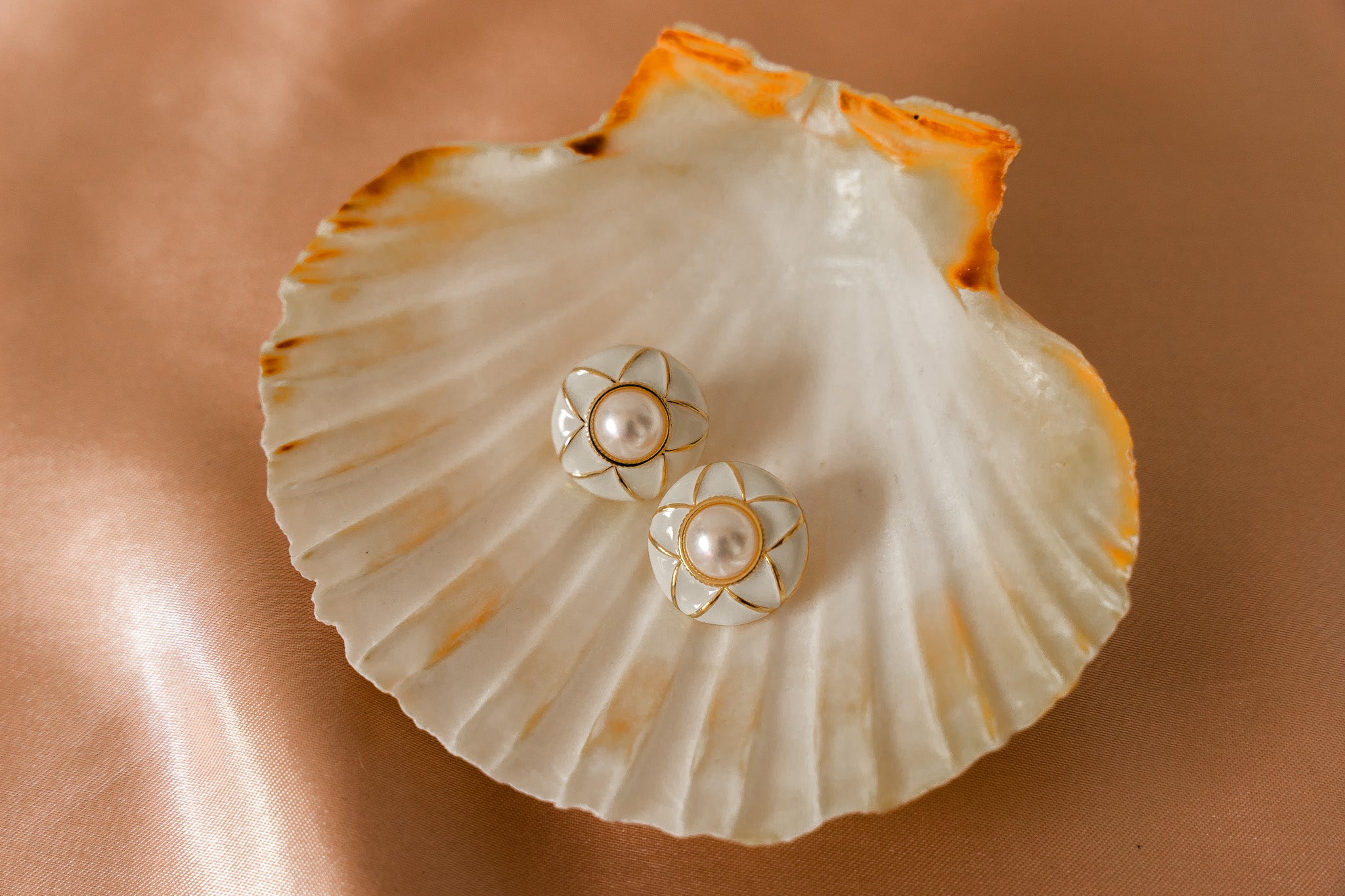 Marie Geo Round Pearl Studs
