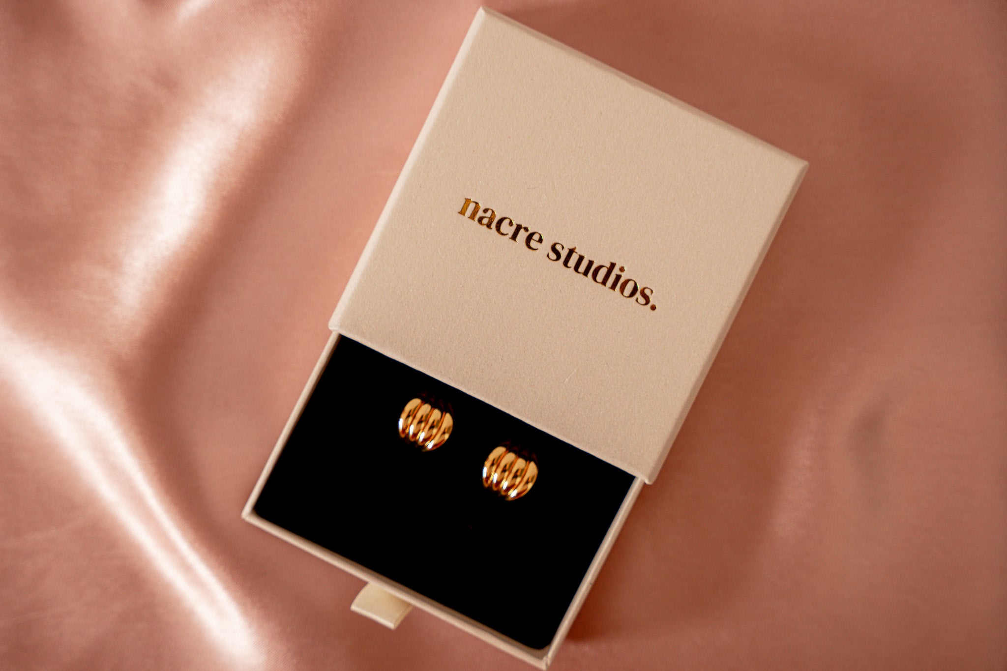 Charlotte Ribbed Arch Small Stud Earrings