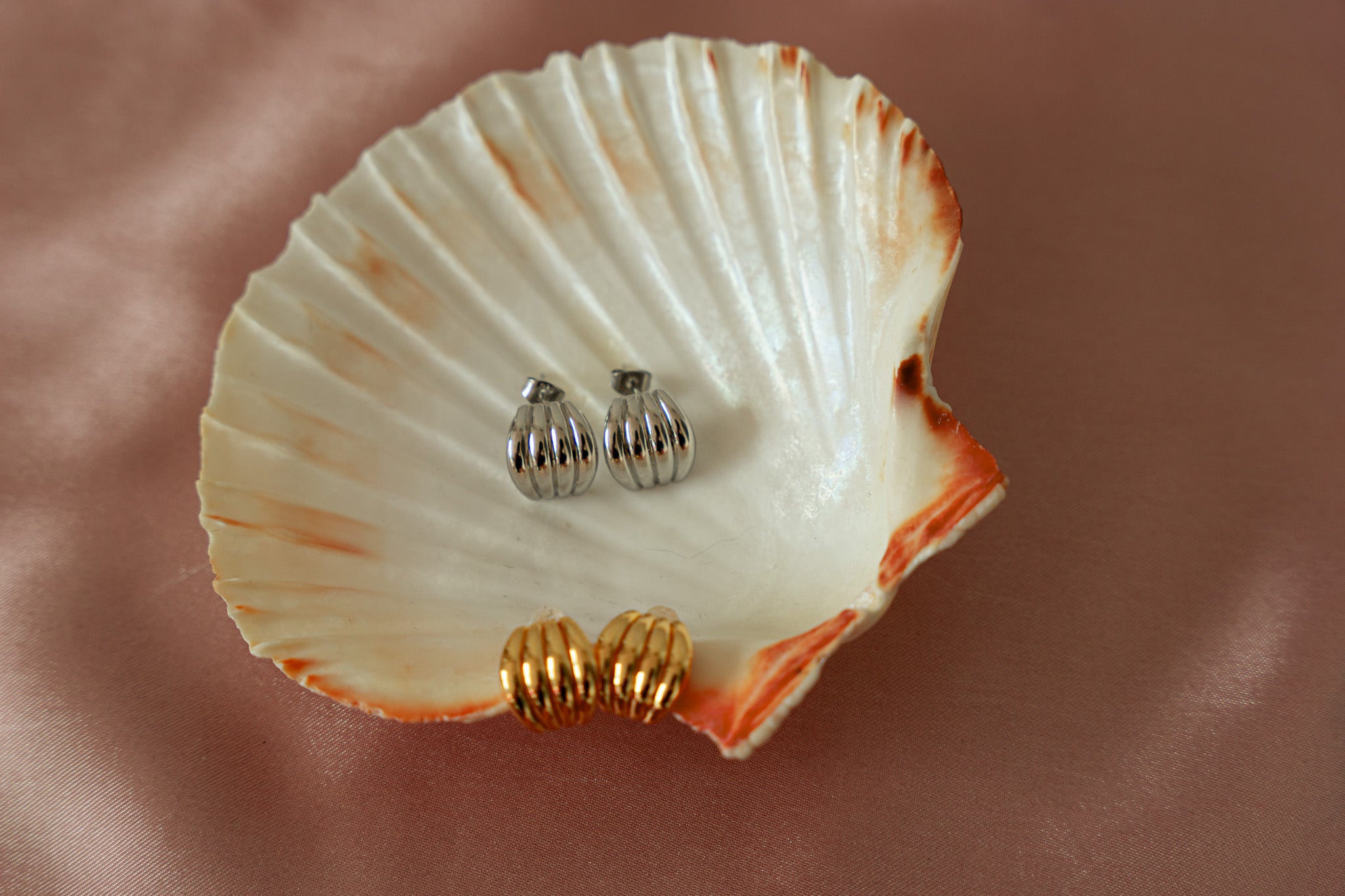 Charlotte Ribbed Arch Small Stud Earrings